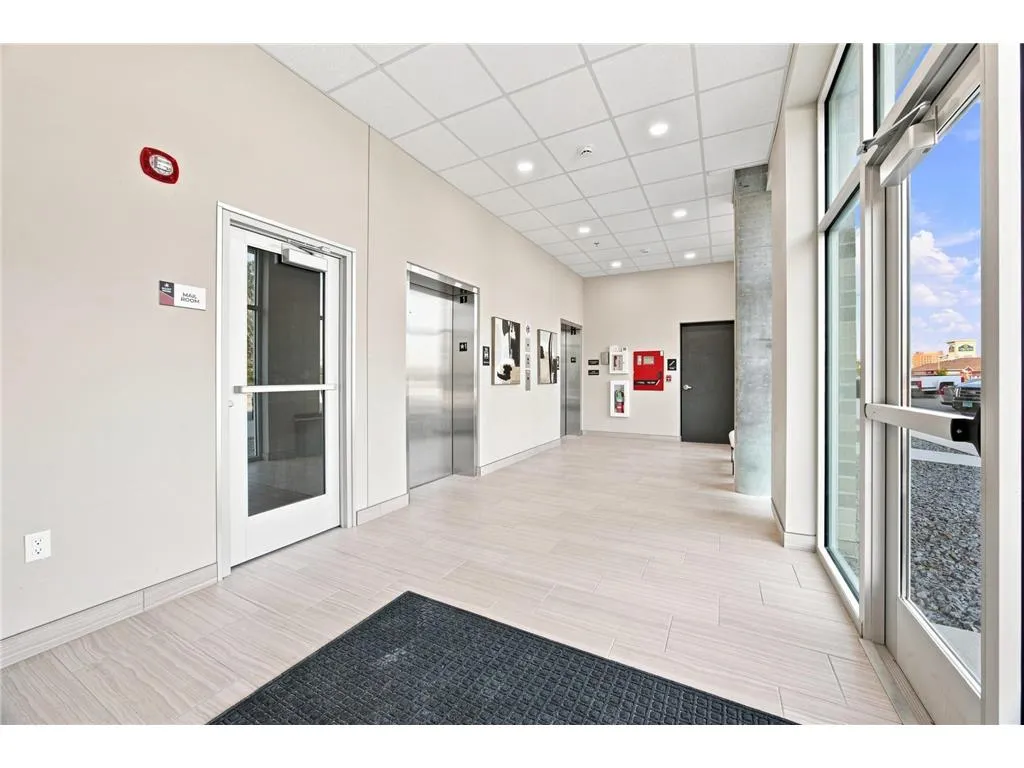 Unit 401 listing photo 3