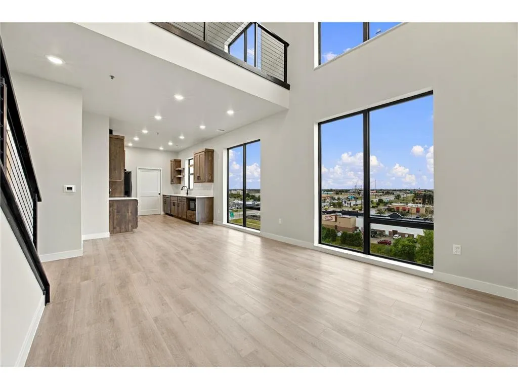 Unit 604 listing photo 1