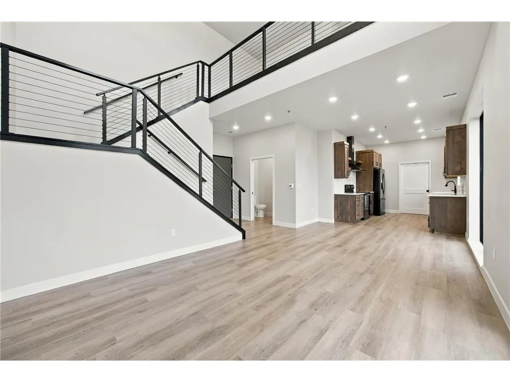Unit 604 listing photo 3