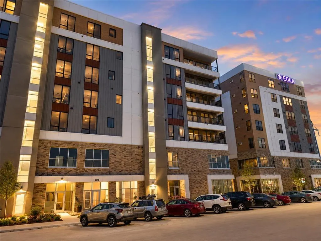 Unit 605 listing photo 1