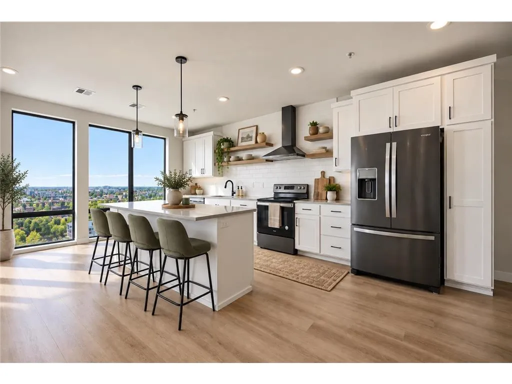 Unit 605 listing photo 2