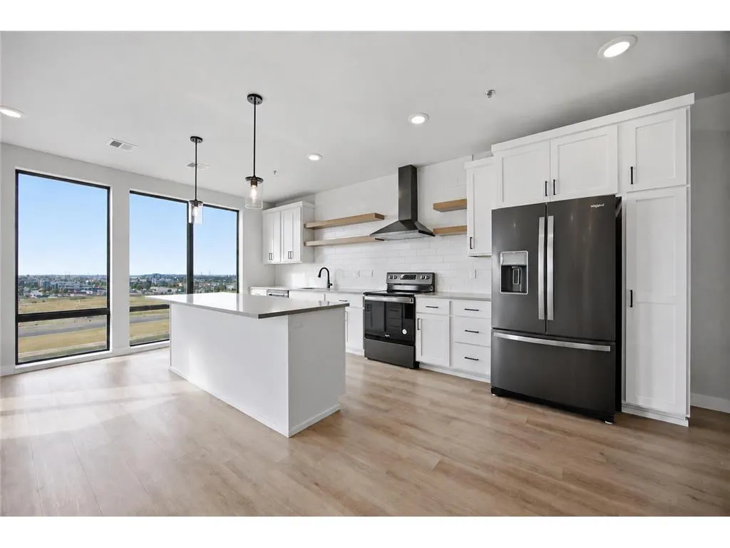 Unit 605 listing photo 3