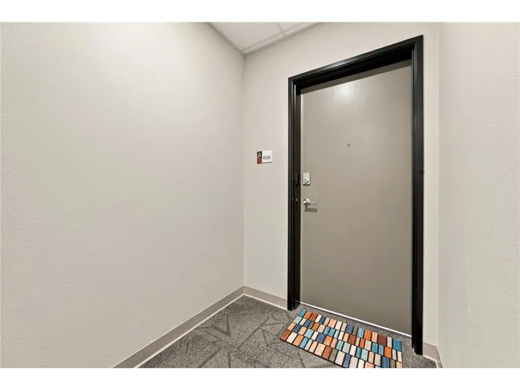 Unit 606 listing photo 2