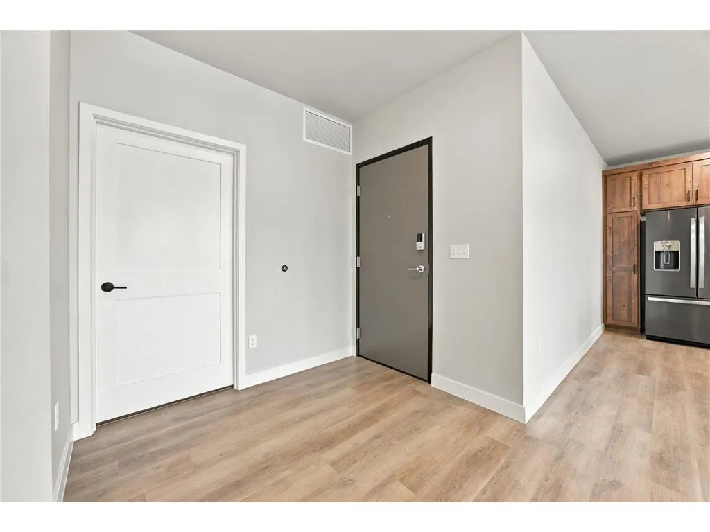 Unit 606 listing photo 3