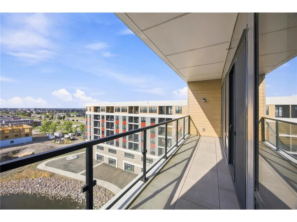 Unit 703 listing photo 1