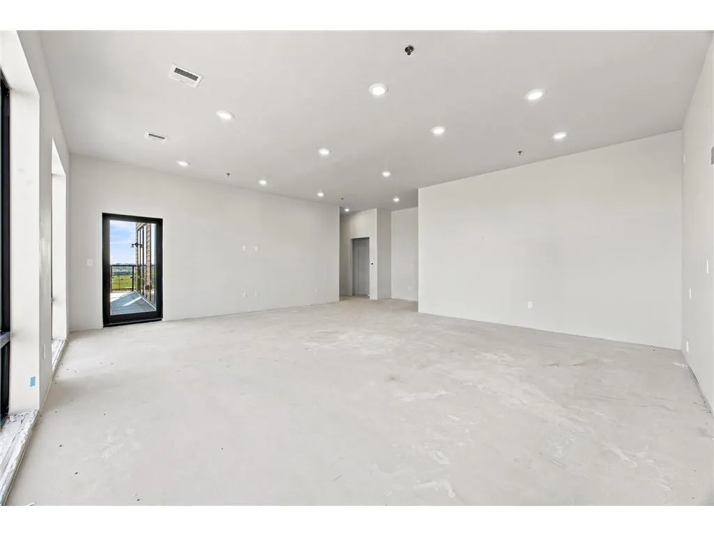 Unit 706 listing photo 7