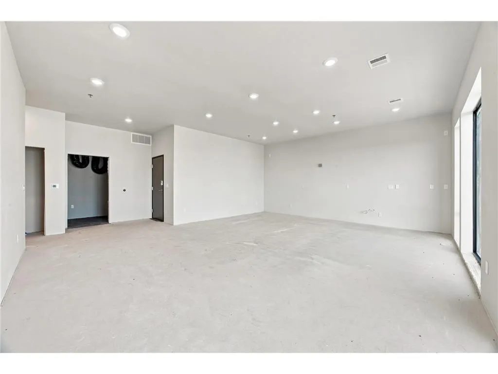 Unit 706 listing photo 8
