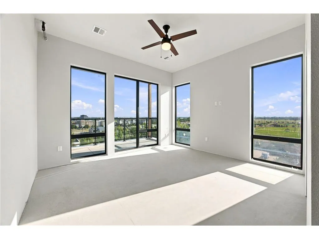 Unit 706 listing photo 9