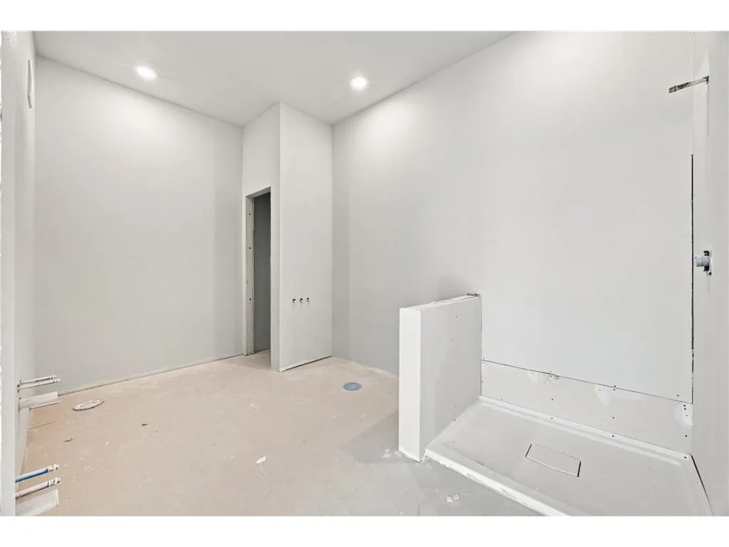 Unit 706 listing photo 11