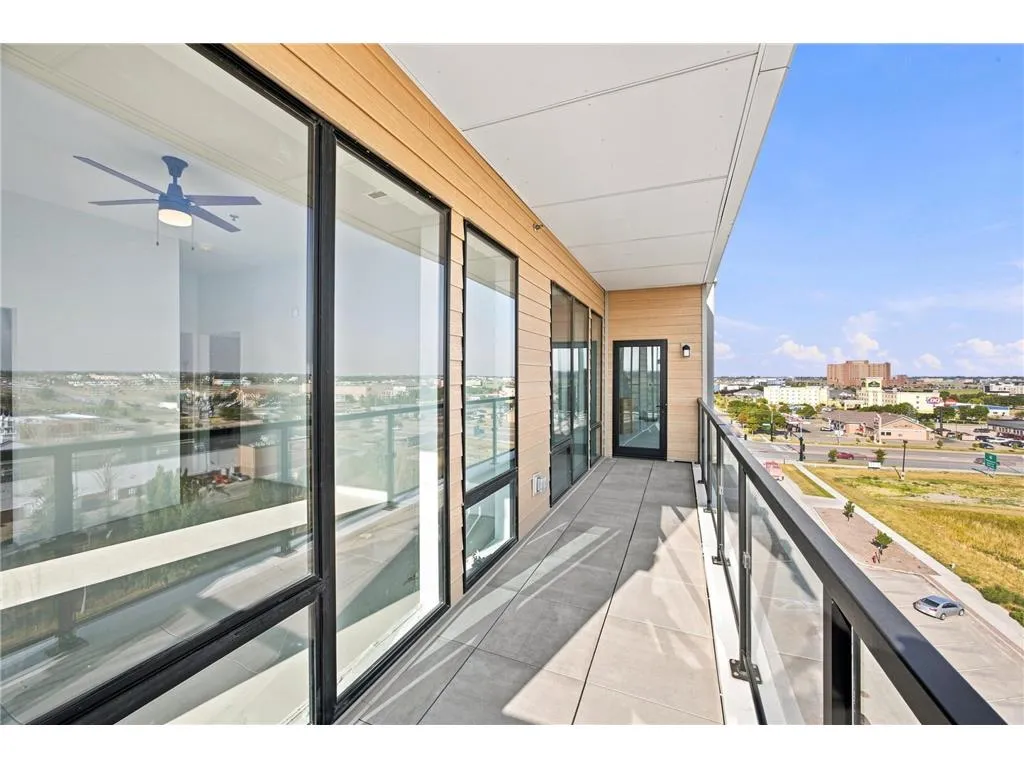 Unit 706 listing photo 15